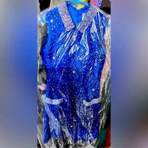 Size 2 easily will fit a size 4 beautiful royal blue jovani dress!